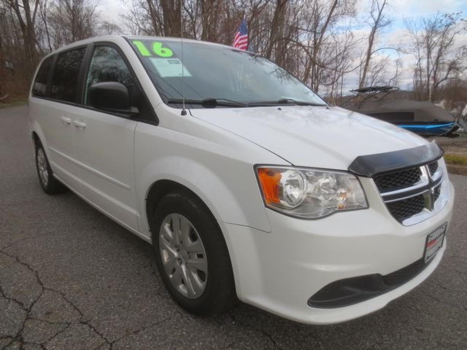 2016 White /Black Dodge Grand Caravan SE (2C4RDGBG5GR) with an 3.6 liter V-6 engine, Automatic transmission, located at 270 US Route 6, Mahopac, NY, 10541, (845) 621-0895, 41.349022, -73.755280 - Photo #1